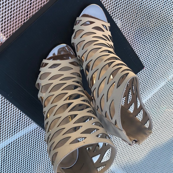 Metallic-Trim Laser Cut Dress Sandals - Picture 5 of 6